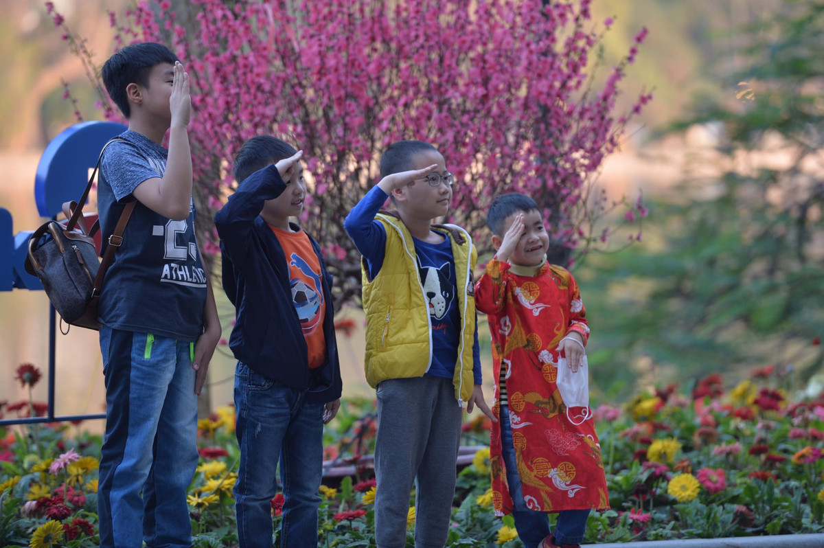 4 em nhỏ tháo khẩu trang khi chụp ảnh.