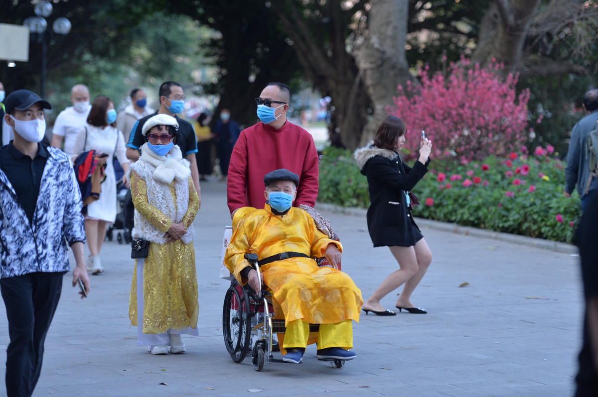 Các đoạn đường quanh Hồ Gươm thu hút nhiều người dân Hà Nội.