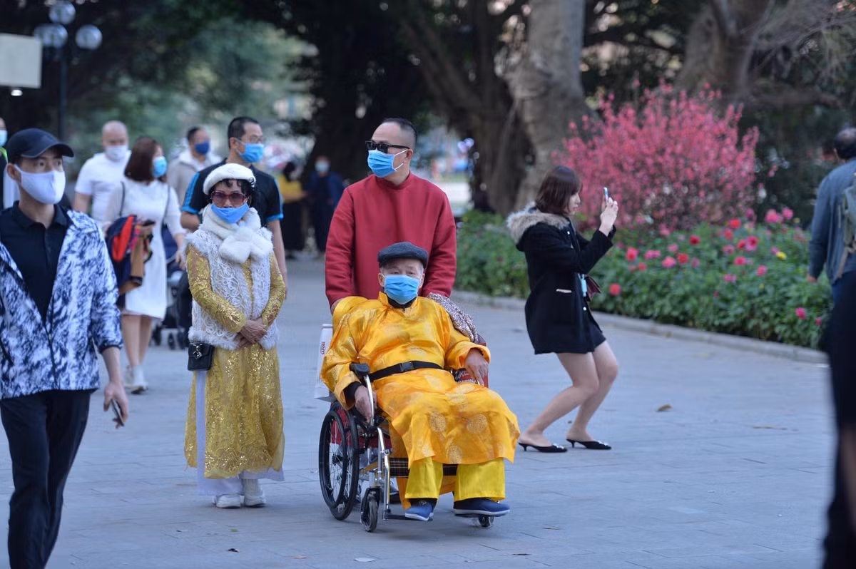 Các đoạn đường quanh Hồ Gươm thu hút nhiều người dân Hà Nội.