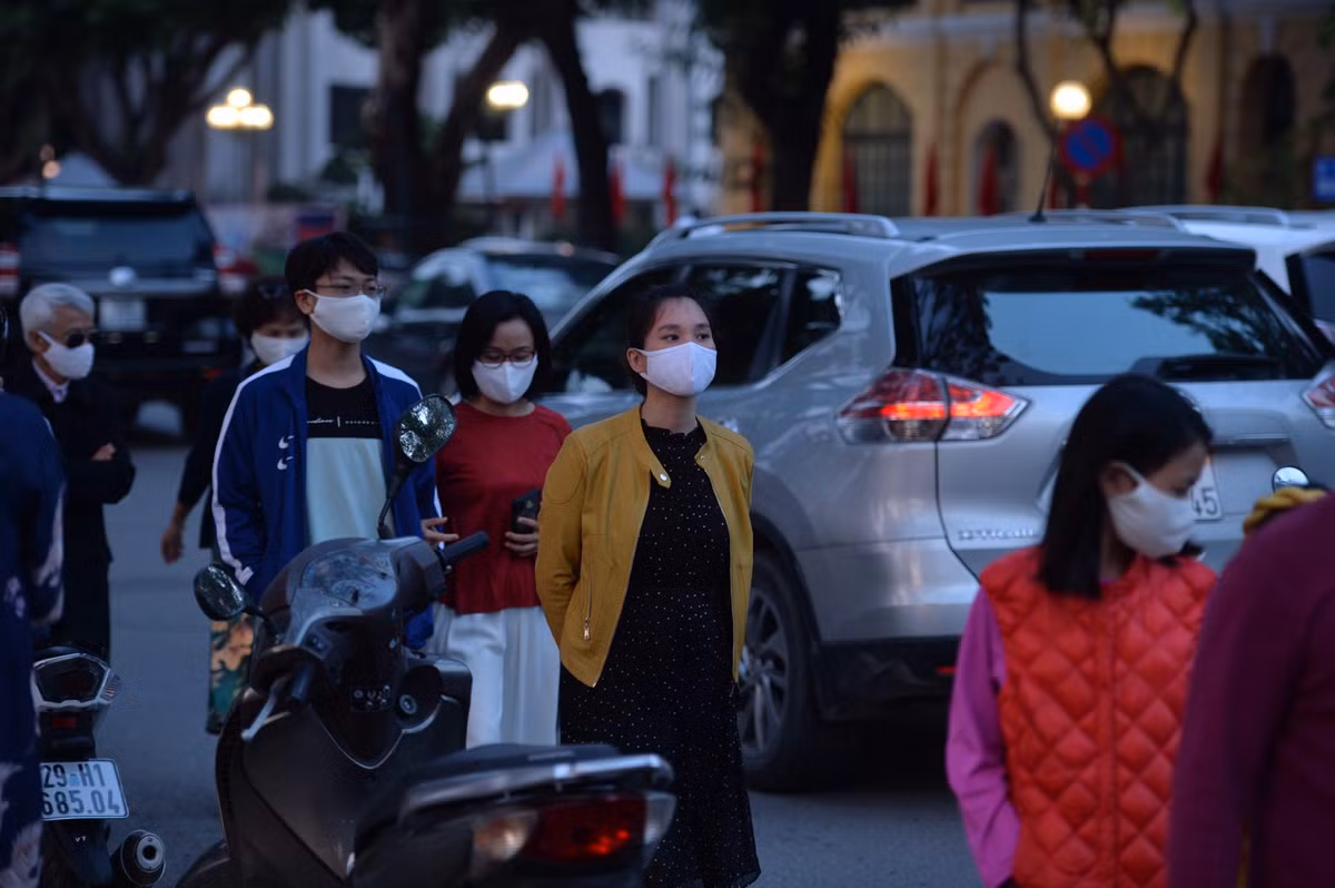 Không ít gia đình lựa chọn ăn Tết ở Hà Nội thay vì về quê. Có lẽ vì vậy, lượng người và phương tiện tăng ở các tuyến phố có điểm di tích, du lịch.