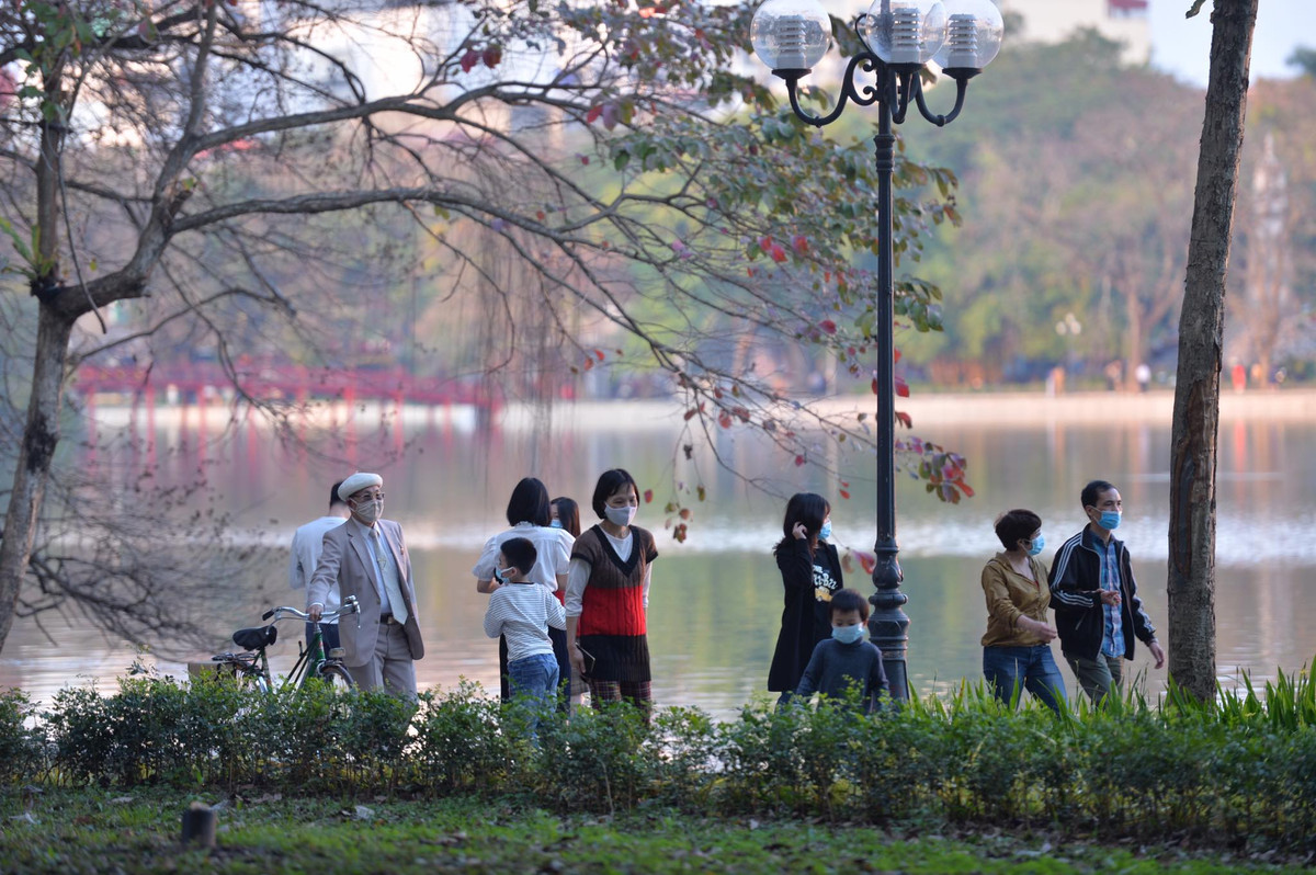 Dạo quanh hồ Hoàn Kiếm, người dân không quên đeo khẩu trang phòng dịch.