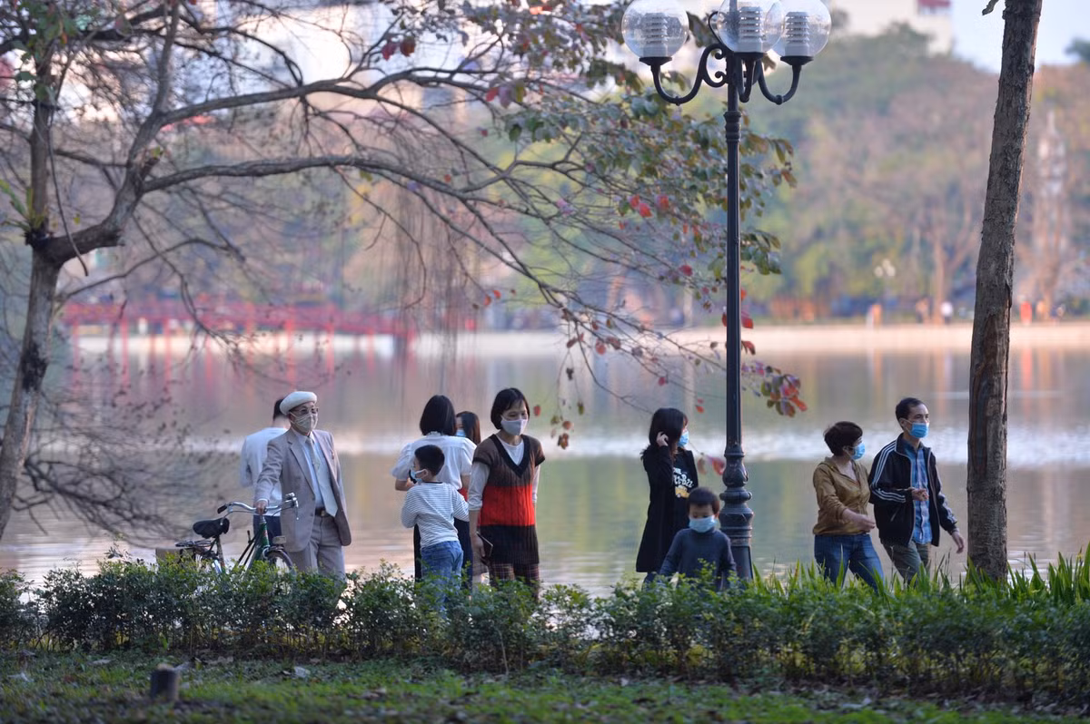 Dạo quanh hồ Hoàn Kiếm, người dân không quên đeo khẩu trang phòng dịch.