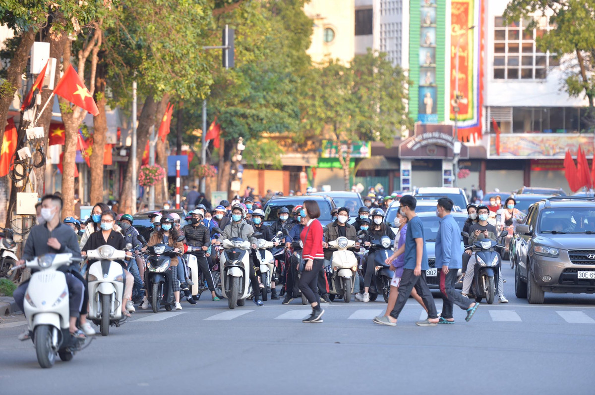 Các tuyến phố nhộn nhịp trở lại vào chiều mùng 1 Tết trong khi buổi sáng, đường phố rất vắng vẻ.