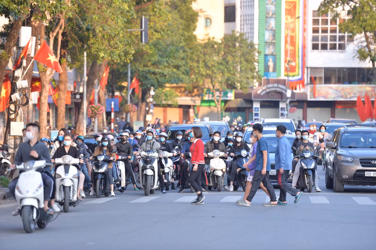 Các tuyến phố nhộn nhịp trở lại vào chiều mùng 1 Tết trong khi buổi sáng, đường phố rất vắng vẻ.