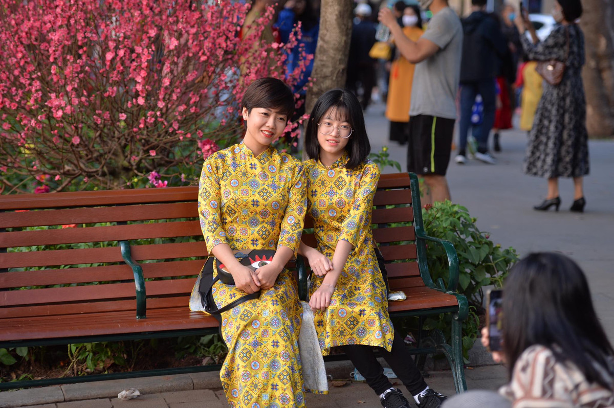 2 cô giáo mặc áo dài đôi chụp ảnh trong chiều mùng 1 Tết.