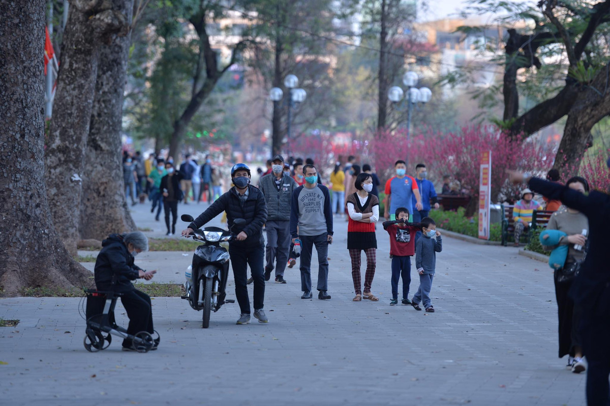 Các gia đình đổ ra đường đi lễ chùa hay đi chúc Tết.