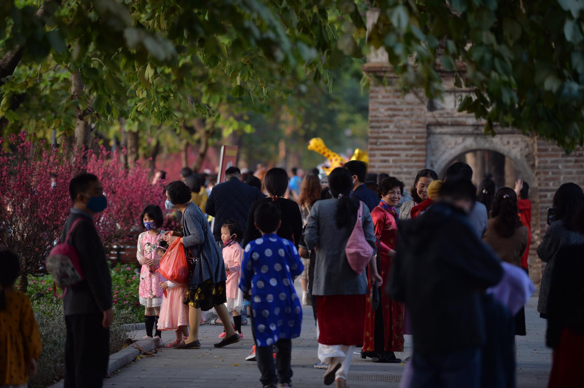 Lượng người qua lại tấp nập không khác ngày thường.