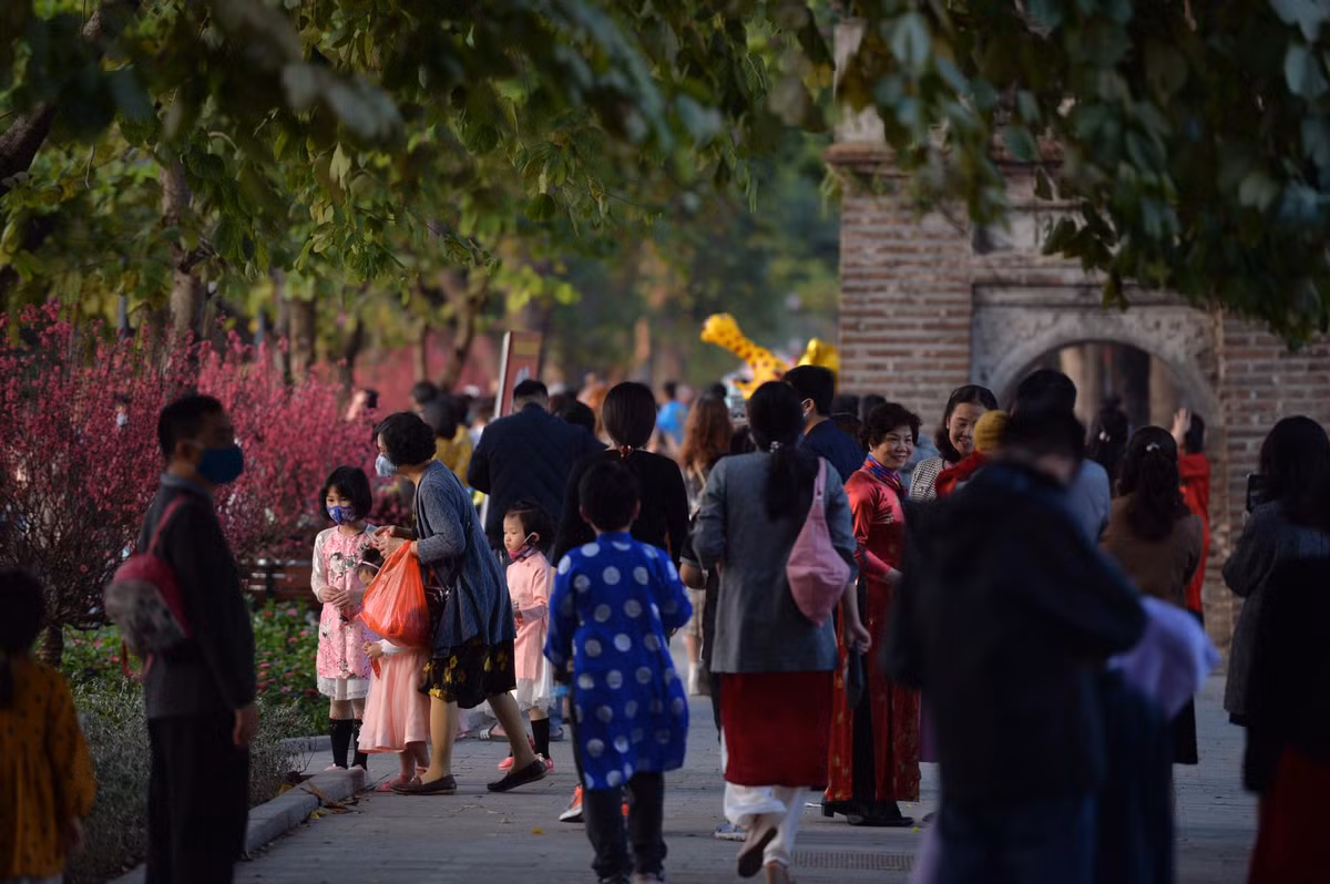 Lượng người qua lại tấp nập không khác ngày thường.