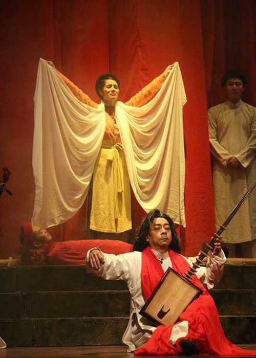 Năm 2017, khi nghệ sĩ Hoàng Dũng nghỉ hưu, vở diễn "Tiếng đàn vùng Mê Thảo" được chọn để chia tay nam nghệ sĩ. Theo NSND Công Lý, khi nhận tin nghệ sĩ Hoàng Dũng qua đời, NSND Trung Hiếu chia sẻ ý tưởng mặc lại trang phục trong vở diễn "Tiếng đàn vùng Mê Thảo" để tiễn đưa NSND Hoàng Dũng. Trong vở kịch này, Bá Nhỡ là nghệ sĩ tâm huyết, hy sinh hết mình cho đam mê nghệ thuật. Nhiều người cho rằng nhân vật này khá giống nghệ sĩ Hoàng Dũng.