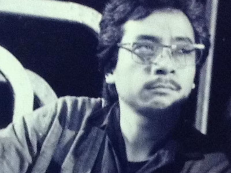 Theo Một thế giới, NSND Hoàng Dũng nổi lên từ nhân vật Phó giám đốc Chính trong vở "Tôi và chúng ta" vào năm 1985.