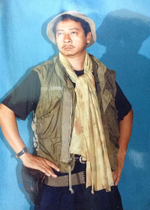 Theo Zing, nghệ sĩ Hoàng Dũng không phải là con nhà nòi nghệ thuật. Năm 1974, ông đã trúng tuyển vào trường Cao đẳng Nghệ thuật Hà Nội.