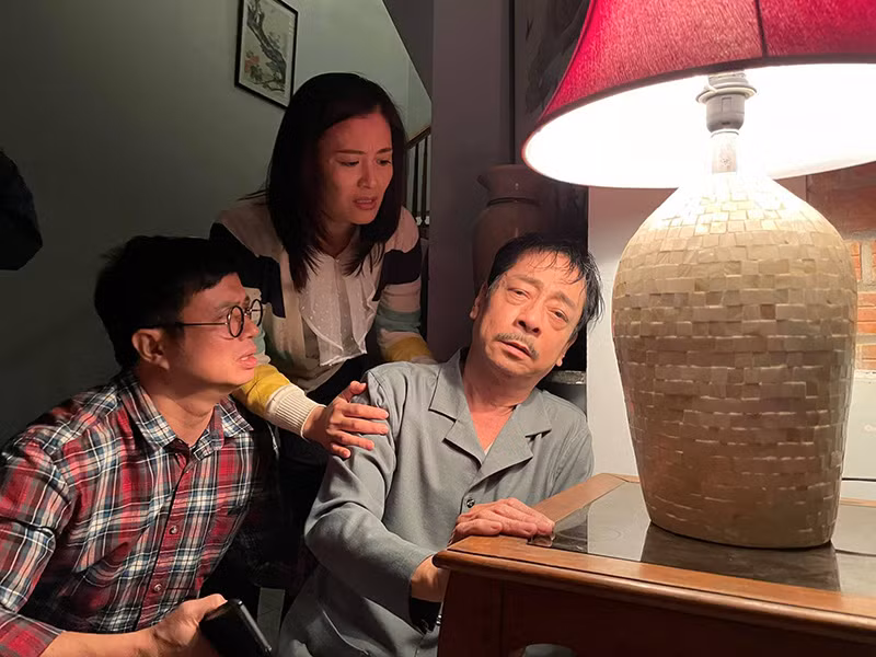 Trong khi đó, đang quay "Trở về giữa yêu thương", ông nhập viện.