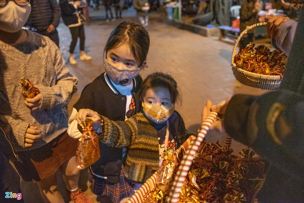 Một tục lệ khác diễn ra tại phủ là mua muối đầu năm. Nhiều người tin rằng mua muối đầu năm mang lại nhiều may mắn, tình cảm thắm thiết cho các mối quan hệ gia đình, bạn bè, hàng xóm...