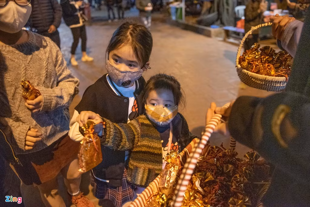 Một tục lệ khác diễn ra tại phủ là mua muối đầu năm. Nhiều người tin rằng mua muối đầu năm mang lại nhiều may mắn, tình cảm thắm thiết cho các mối quan hệ gia đình, bạn bè, hàng xóm...