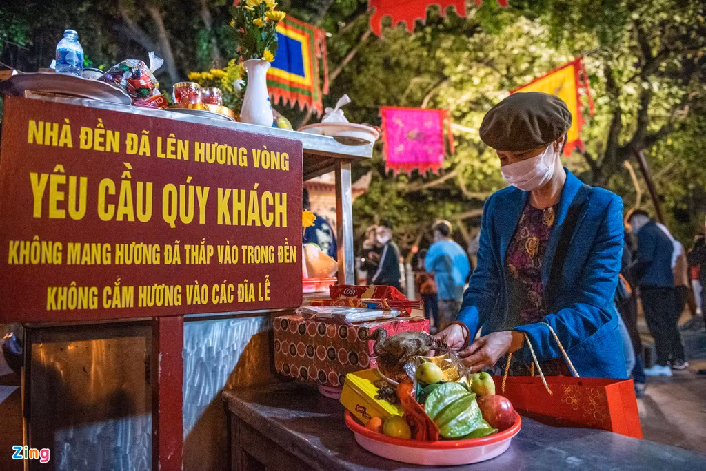 Cửa chính của phủ vẫn đóng, ban quản lý chuẩn bị một bàn đặt lễ 2 tầng phía trước.