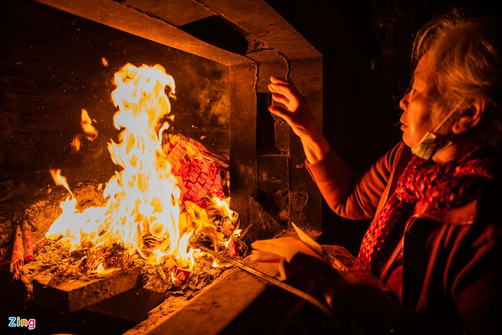 "Tôi không nhớ rõ mình đi phủ Tây Hồ vào dịp này được bao nhiêu lần rồi, chắc cũng phải hơn 20 năm. Tôi cầu cho bản thân, con cháu một năm mới sức khỏe, thành đạt, hạnh phúc...", bà Hà (65 tuổi) nói.