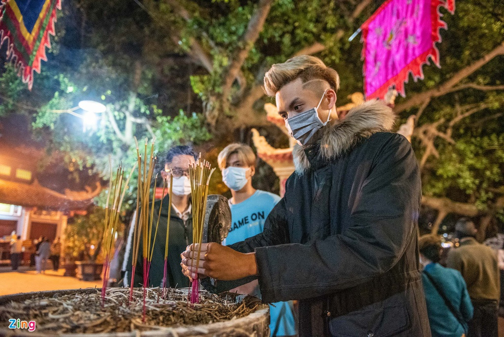 Đa số người đến phủ Tây Hồ đi cùng vợ, bạn bè hay người thân. Nhóm bạn của Vinh cầu chúc cho ai chưa có việc làm sẽ kiếm được công việc tốt, ai có việc rồi thì sẽ phát triển, phát đạt. "Ai chưa có người yêu thì hy vọng sẽ sớm có trong năm 2021", một người trong nhóm cười nói.