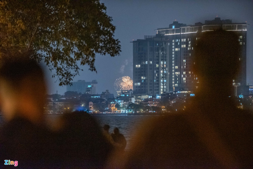 Đúng 0h ngày 12/2 (mùng 1 Tết), pháo hoa tại công viên Thống Nhất tỏa sáng.