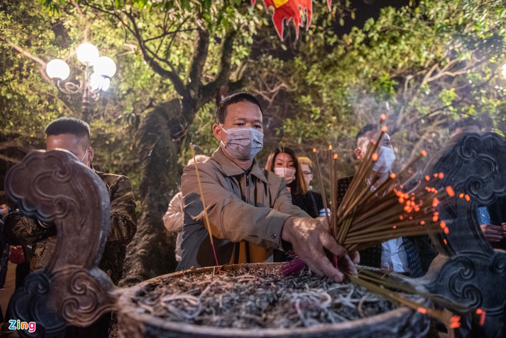 Lượng người dân đến thắp hương quá nhiều, ban quản lý phủ Tây Hồ phải thường xuyên rút bỏ những bó hương cũ, dành chỗ cho người sau hành lễ.