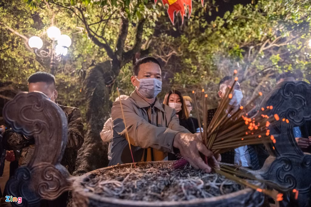 Lượng người dân đến thắp hương quá nhiều, ban quản lý phủ Tây Hồ phải thường xuyên rút bỏ những bó hương cũ, dành chỗ cho người sau hành lễ.