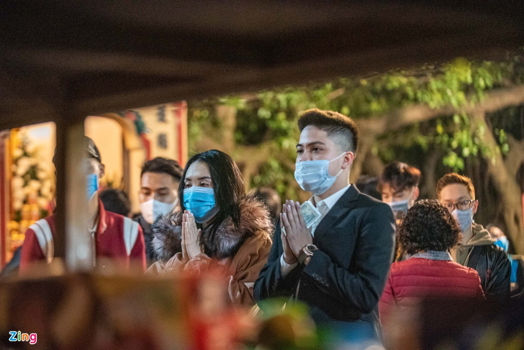 "Cầu mong năm mới 2021 tốt đẹp với tất cả, không chỉ cho người Việt Nam mà còn cả cho người dân trên thế giới. 2020 là một năm khó khăn. Tôi hy vọng năm của con trâu sẽ phát tài, phát lộc, húc bay mọi tai ương", anh Quốc nói.