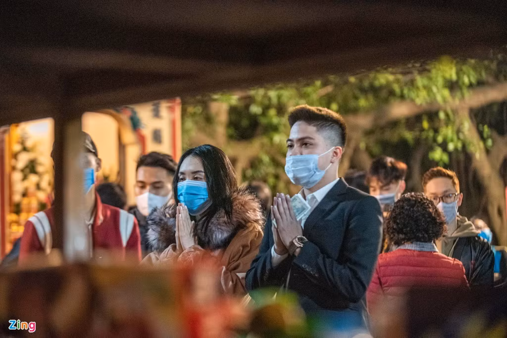 "Cầu mong năm mới 2021 tốt đẹp với tất cả, không chỉ cho người Việt Nam mà còn cả cho người dân trên thế giới. 2020 là một năm khó khăn. Tôi hy vọng năm của con trâu sẽ phát tài, phát lộc, húc bay mọi tai ương", anh Quốc nói.