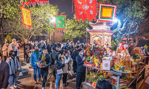 0h mùng 1 Tết Tân Sửu 2021, phủ Tây Hồ (quận Tây Hồ, Hà Nội) đông nghịt người đến dâng lễ, cúng bái.