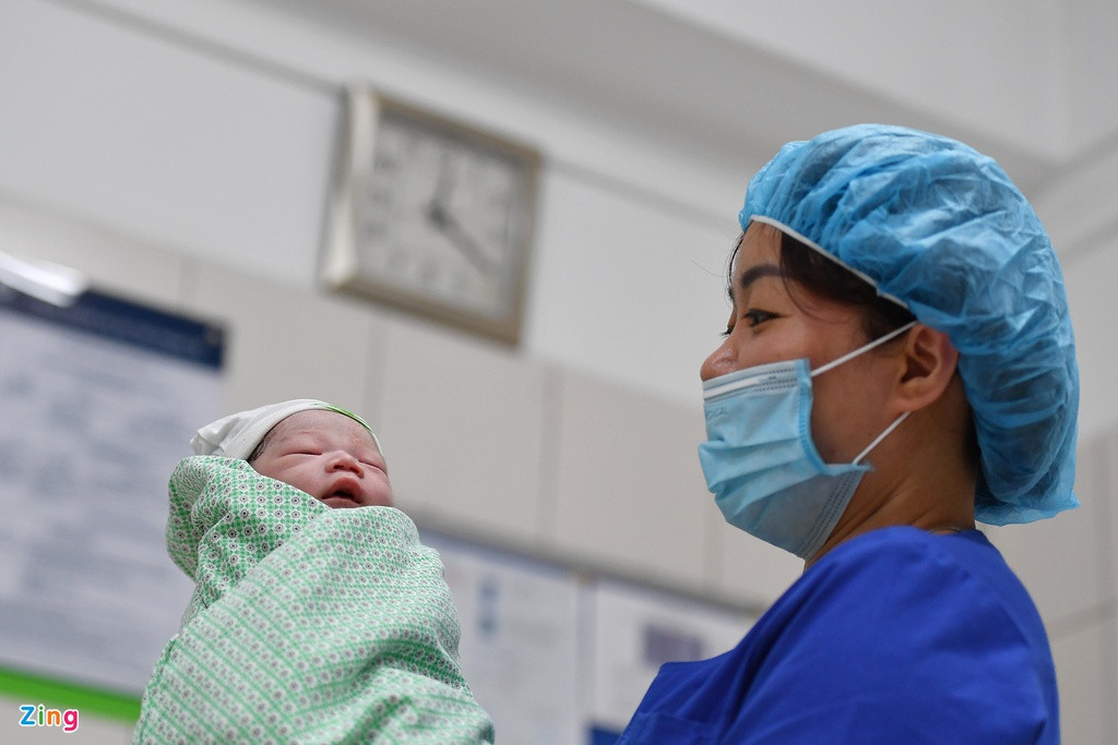 Vào khoảng 0h20 ngày mùng 1 Tết, Thuỳ Anh được đưa sang phòng sau sinh cùng mẹ. Lúc này bé không còn khóc và ngủ ngoan.