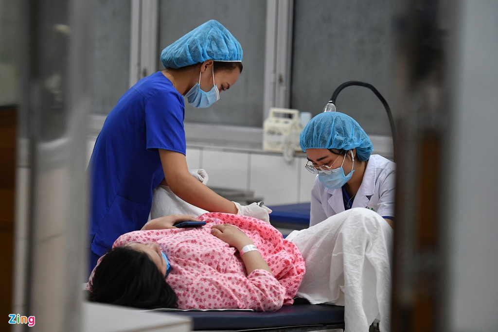 Chị Hường nhập viện từ 14h45 chiều 30 Tết sau khi cảm thấy sắp trở dạ. Tại đây, ê kíp bác sĩ sử dụng phương pháp gây tê ngoài màng cứng, là loại hình kỹ thuật giảm đau hiệu quả nhất hiện nay mà sản phụ vẫn tỉnh táo khi sinh, áp dụng giảm đau trong chuyển dạ tự nhiên, còn gọi là "đẻ không đau".