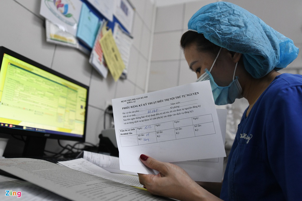 Ê kíp phụ sản làm thủ tục điều trị nội trú cho hai mẹ con chị Hường và ghi giấy chứng sinh mang tên Nguyễn Thuỳ Anh.