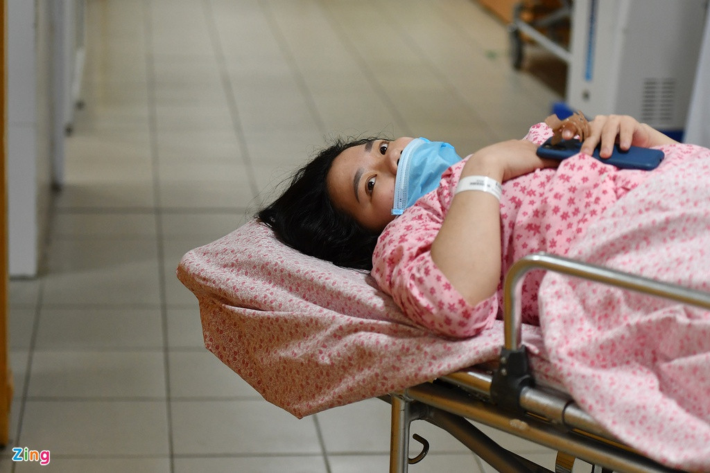 Sau khi sinh ít phút chị Hường được chuyển sang phòng sau sinh để người thân tiện chăm sóc. Sản phụ chia sẻ lúc sinh bác sĩ sử dụng phương pháp đẻ không đau nhưng chị vẫn có cảm giác đau dù không có biểu hiện phát ra tiếng kêu.