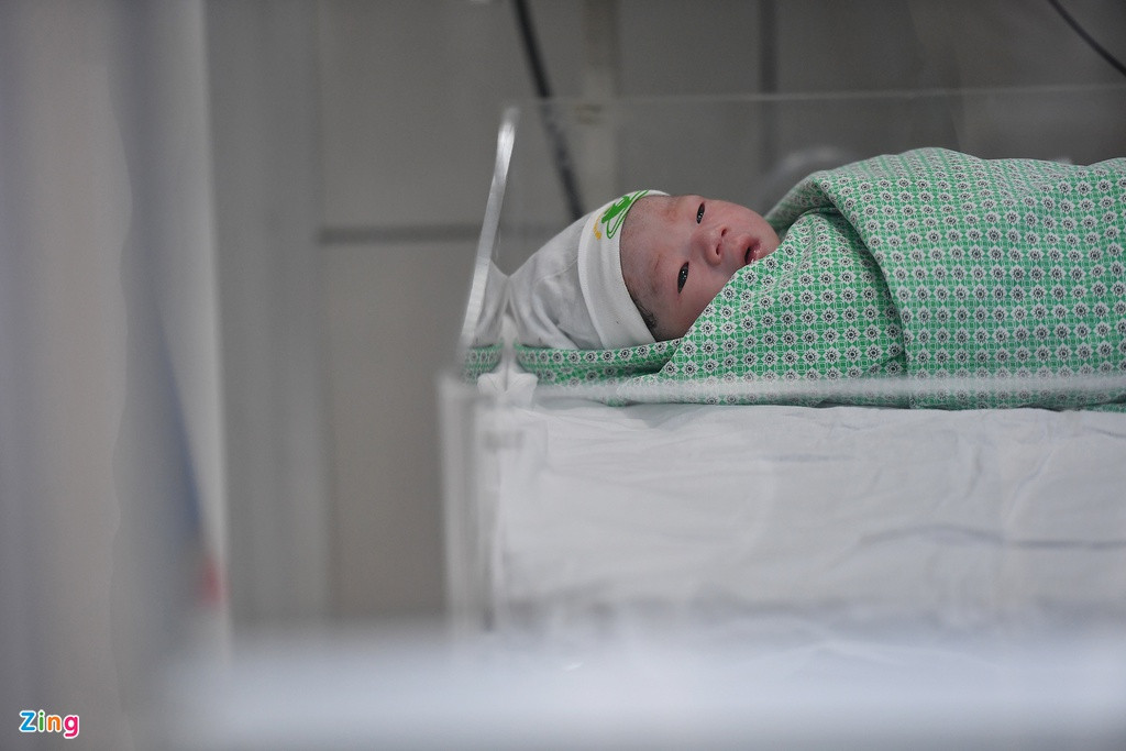 Thuỳ Anh được chăm sóc đặc biệt trong lồng kính trước khi trở lại với mẹ. Ban đầu, do chưa thích nghi với ánh sáng ngoài bụng mẹ, bé chỉ mở mắt trái, nhắm tịt mắt phải, cô y tá phải dùng tay kéo lúc này em mới mở đều cả hai mắt.