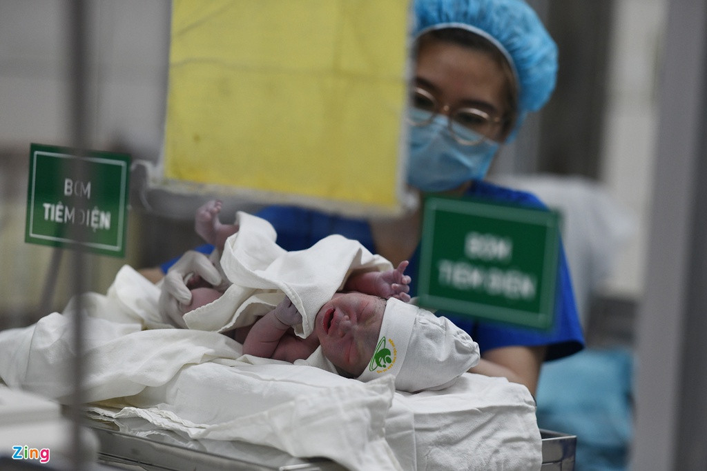 Chị Hường sinh năm 2000, tuổi còn khá trẻ, mới kết hôn được hơn 1 năm. Đây là con đầu lòng của hai vợ chồng. Trong quá trình mang thai, chị được mẹ và ông xã chăm chút rất chu đáo.