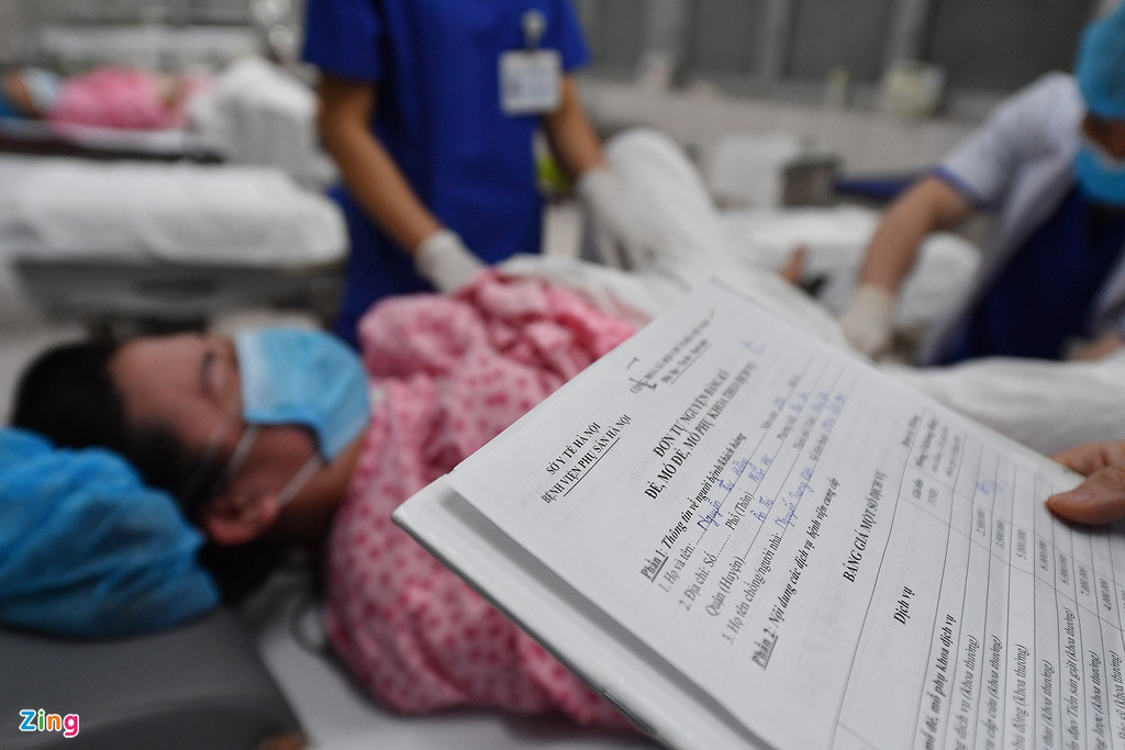 Ca sinh giao thừa năm Tân Sửu là Nguyễn Thị Hường đến từ Hưng Yên. Sản phụ cho biết trong quá trình chăm sóc thai, chị thường xuyên đi từ nhà cách Hà Nội hơn 40 km để đến bệnh viện này khám nên dịp này gia đình chọn thủ đô là nơi sinh em bé.