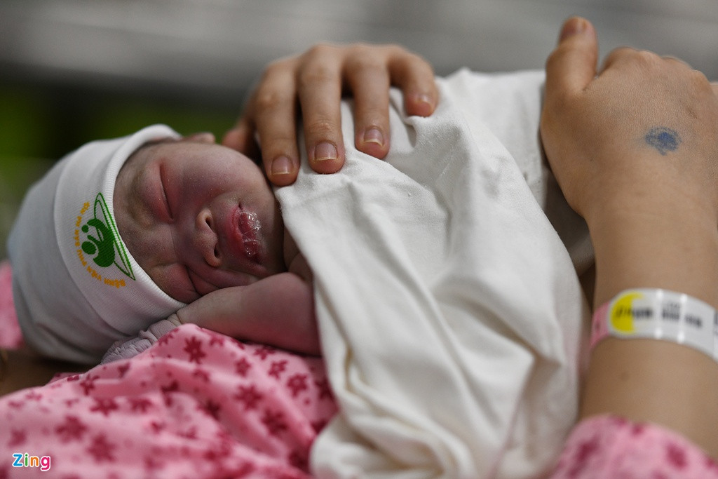 Trước khi mang vào buồng chăm sóc, chị Hường được nằm bế con vài phút. Chị chia sẻ cảm thấy rất xúc động khi sinh con vào giao thừa.