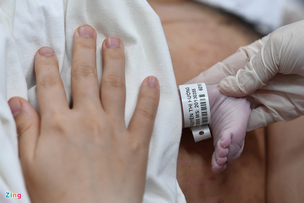 Ngay lập tức bé được đeo vòng mã số vào chân, bên trên ghi tên sản phụ Nguyễn Thị Hường.