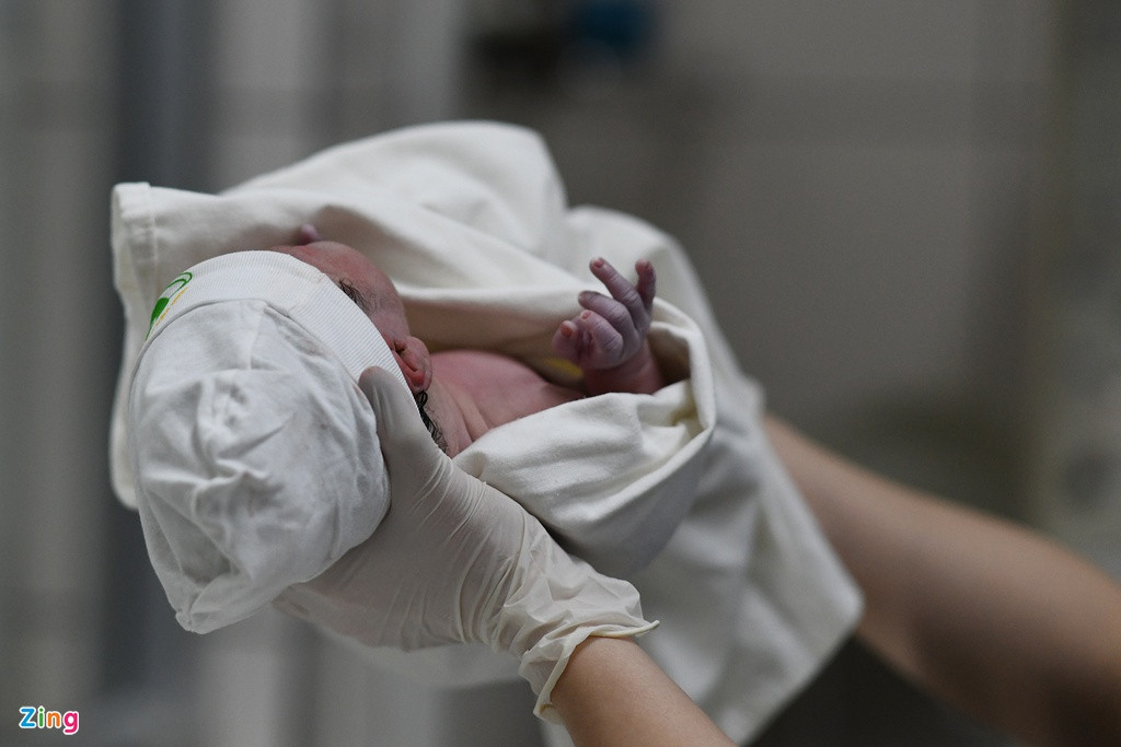 Bé được mang vào buồng chăm sóc đặc biệt.