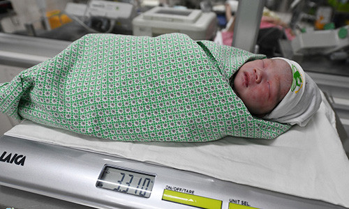 Ở lần cân thứ nhất không quấn khăn, Thuỳ Anh nặng 2,9 kg, còn khi được ủ ấm màn hiển thị hiện 3,31 kg.