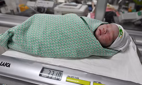 Ở lần cân thứ nhất không quấn khăn, Thuỳ Anh nặng 2,9 kg, còn khi được ủ ấm màn hiển thị hiện 3,31 kg.