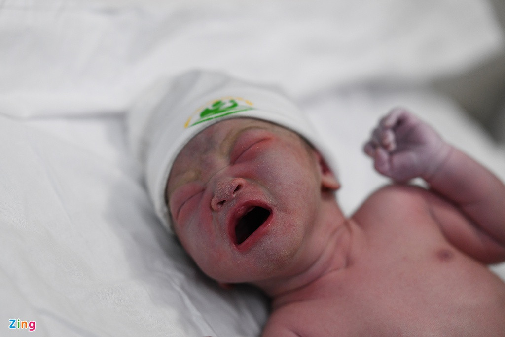 Giữ ấm cho bé là việc làm quan trọng đầu tiên của ê kíp y bác sĩ. Khi ở trong bụng mẹ, trẻ đã quen với môi trường nhiệt độ ổn định, khi ra môi trường bên ngoài, nhiệt độ thay đổi khiến bé phải tự thích nghi. Tuy nhiên cơ chế thích ứng của bé còn rất kém, cần được quấn khăn, đội mũ ngay lập tức. Nhiệt độ thích hợp lúc này ở mức 27 – 32 độ C.