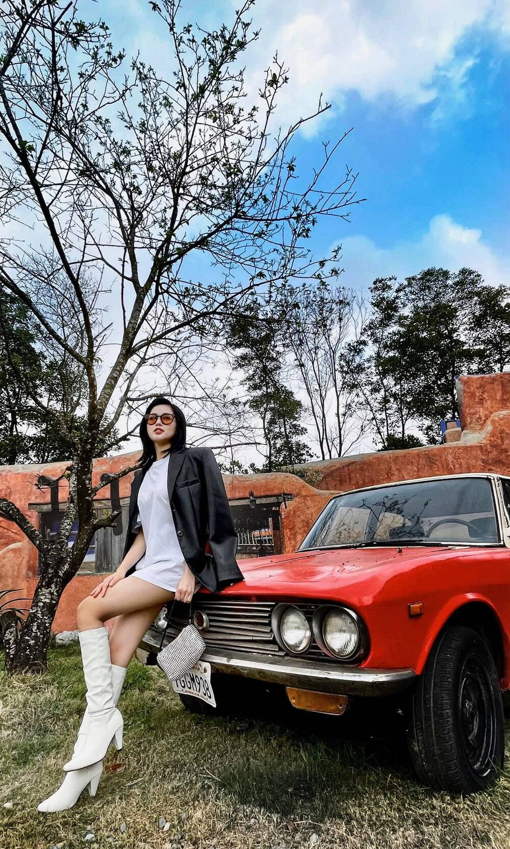 Bên cạnh đó, một vài ý kiến cho rằng cô nên diện chiếc quần váy màu khác để tránh bị "phản cảm" trong góc chụp từ dưới lên. Ngoài ra, tư thế ngồi vắt chéo chân khiến cô khó kiểm soát được phần lộ ra trước ống kính. Tuy nhiên, nhiều fan vẫn dành lời ngợi khen cho nhan sắc ngày càng mặn mà của hotgirl. Dù là hotgirl thuộc thế hệ đầu nhưng Tâm Tít vẫn luôn giữ được sự trẻ đẹp cùng thần thái tươi tắn, rạng rỡ mỗi khi xuất hiện.