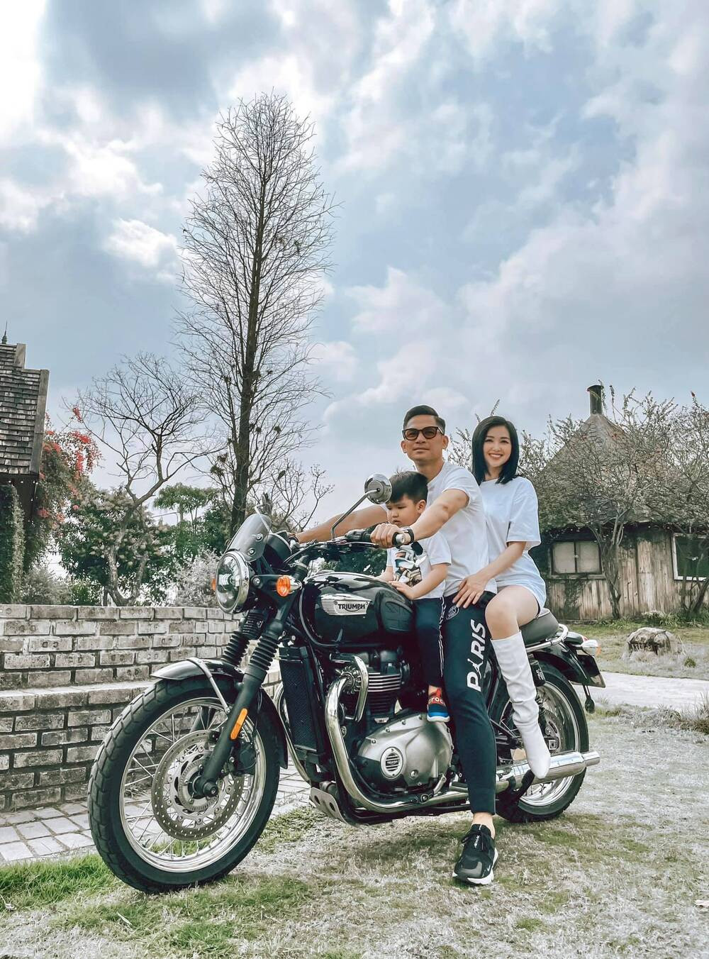 Mới đây, Tâm Tít hào hứng đăng tải khoảnh khắc bên gia đình nhỏ của mình. Trong ảnh, cô hạnh phúc ngồi sau xe chồng. Trên trang cá nhân, hotgirl viết: "Hạnh phúc là những điều giản đơn". Nhiều người hâm mộ cũng đã dành lời khen ngợi cho hai nhóc tì nhà Tâm Tít.