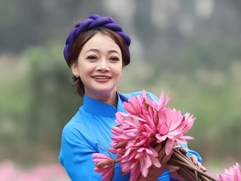 Nữ nghệ sĩ luôn coi nghệ sĩ Khải Hưng như một người thầy. “Tôi có vị trí như hôm nay, được khán giả biết đến là nhờ anh”, Trà My chia sẻ trên Gia đình &amp; xã hội.