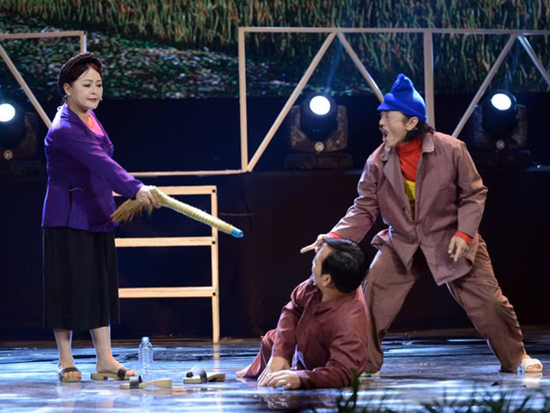 Trà My là nghệ sĩ cải lương. Cô bén duyên với hài kịch khi được NSND Khải Hưng mời đóng chung với Quang Tèo, Giang Còi trong Gặp nhau cuối tuần năm 2002. Ảnh: Vietnamnet