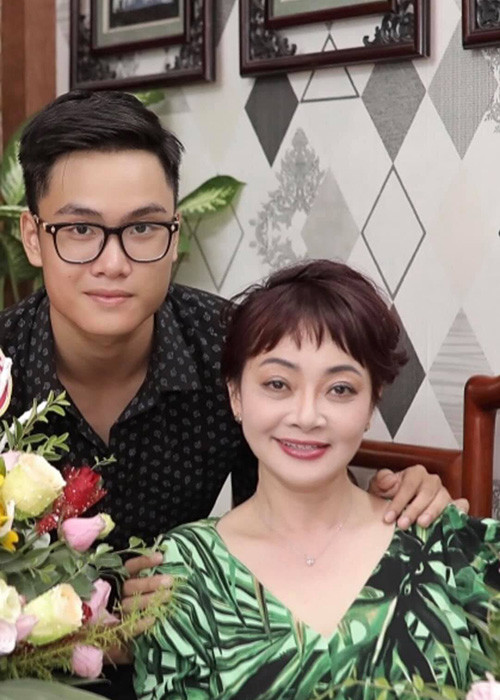 Con trai nghệ sĩ Trà My học khoa đạo diễn trường Đại học Sân khấu Điện ảnh và khoa thanh nhạc của Học viện Âm nhạc Quốc gia.