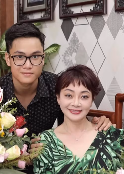 Con trai nghệ sĩ Trà My học khoa đạo diễn trường Đại học Sân khấu Điện ảnh và khoa thanh nhạc của Học viện Âm nhạc Quốc gia.