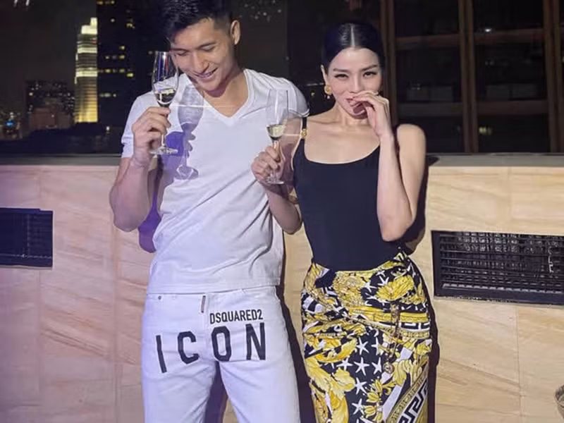 Dịp Tết Dương lịch 2021, Lâm Bảo Châu đăng ảnh ngắm pháo hoa cùng Lệ Quyên.