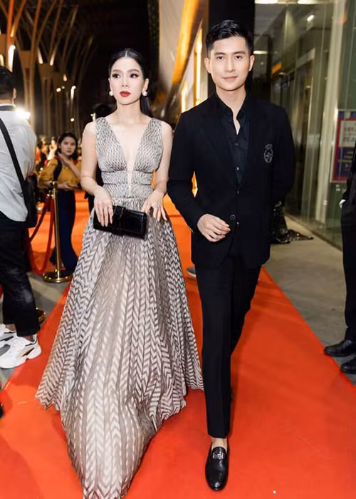 Le Quyen va loat my nhan Viet hanh phuc ben trai kem tuoi