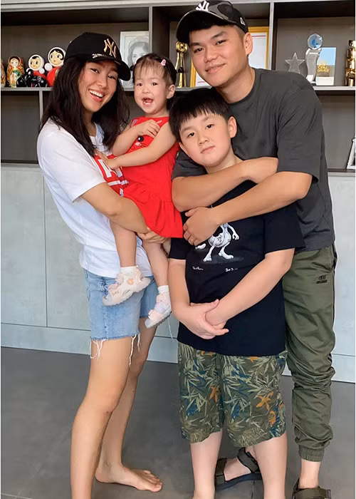 Ông xã của Lê Phương chiều chuộng vợ, hết lòng yêu thương con riêng của Lê Phương.