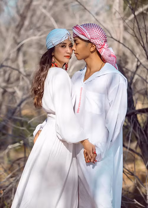 Khánh Thi hơn Phan Hiển 12 tuổi. Tuy nhiên, tuổi tác không phải là khoảng cách đối với cặp đôi này.